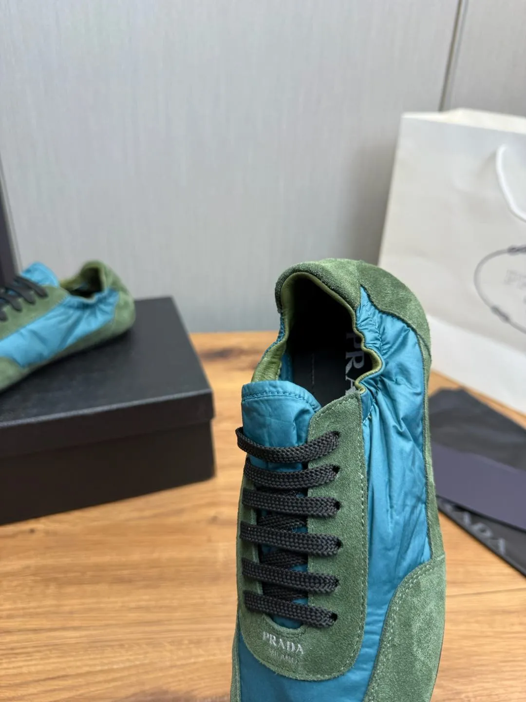 Men's shoes 💰600💰 PRADA 2025 Early Spring Collapse New Couple Style Sports Shoes Moral Training Shoes The name Collapse comes from the fact that it can be easily put on and taken off with bare hands. The light and comfortable features make it more relaxed and casual. The side elastic design can be worn twice! Super comfortable catwalk sneakers, as light and thin as ballet slippers, as comfortable as sneakers, comfortable and super light on the feet. Fabric: nubuck leather spliced ​​with nylon cloth. Silk cowhide foot pads. Size: Women's code 35/40 Men's code 39/45